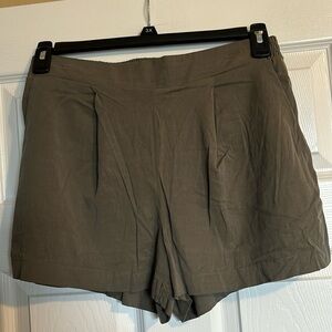 Gilli women’s army green 3” inseam shorts size medium